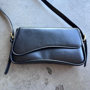 Women's Black Leather Wave-Flap Crossbody Bag